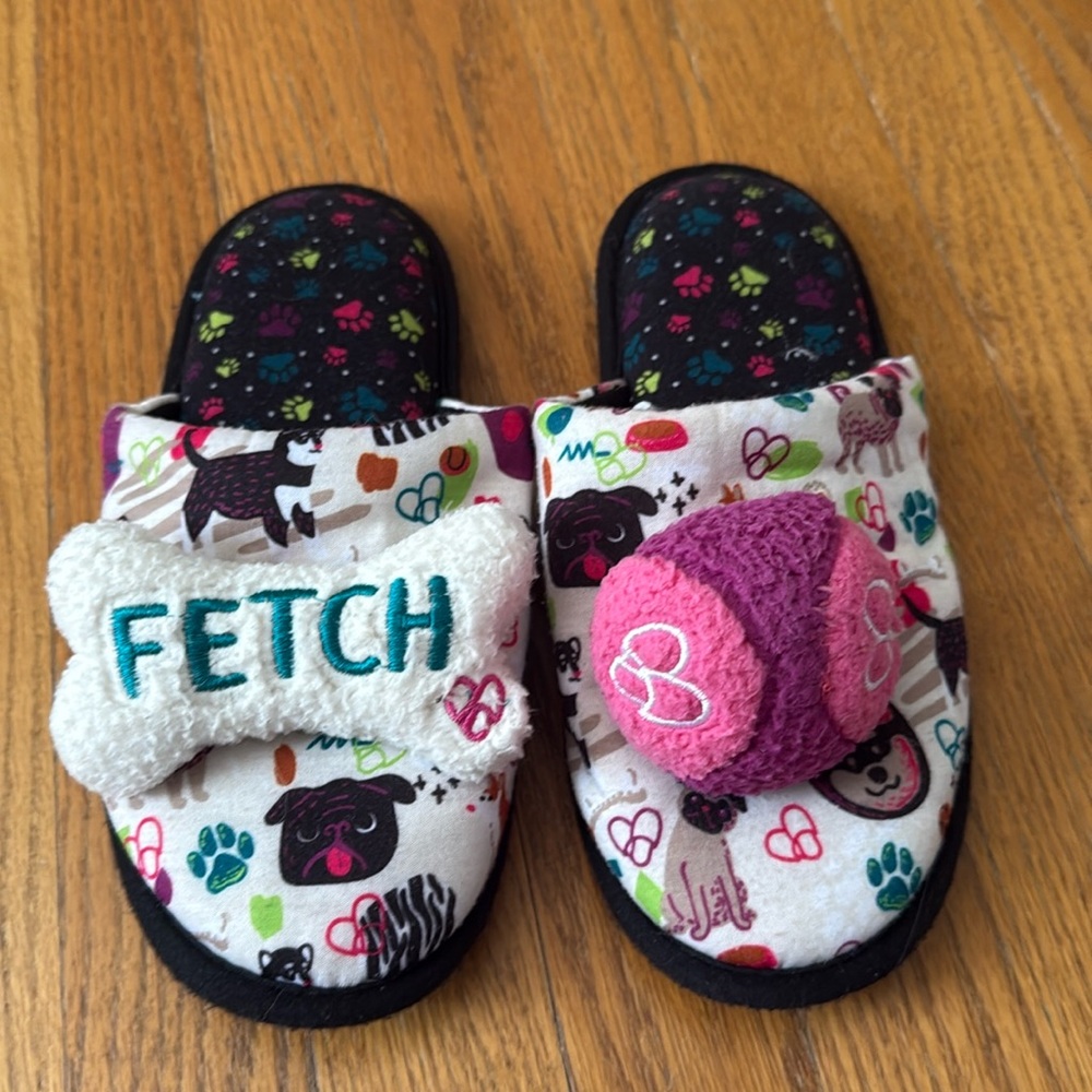 Dearfoams women's slippers 7/8. Dog print. Removable dog toys.
